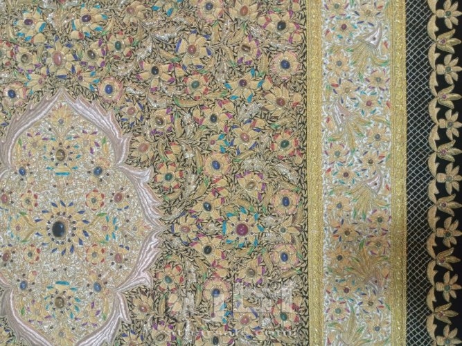 سجاد كشميري يدوي بخيوط الذهب والاحجار الكريمة