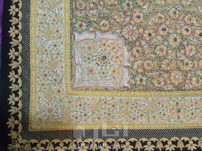 سجاد كشميري يدوي بخيوط الذهب والاحجار الكريمة