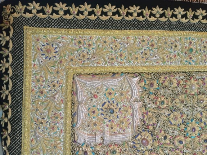 سجاد كشميري يدوي بخيوط الذهب والاحجار الكريمة