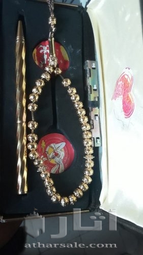 سبحه ذهبيه و قلم ذهبي منذ 65 عام