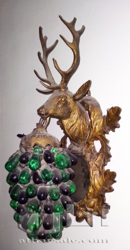 اباليك نحاس على شكل وجه غزال يحمل عنقود عنب