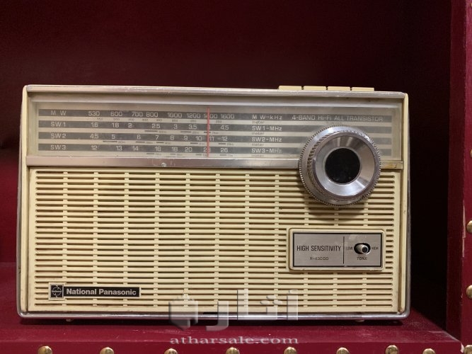 راديو قديم جدا عمره اكثر من 60 تقريبا