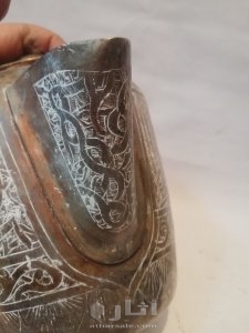 اناء قديم جداً مكتوب عليه  العزة لمولانا السلطان قلاوون الفاتح 3