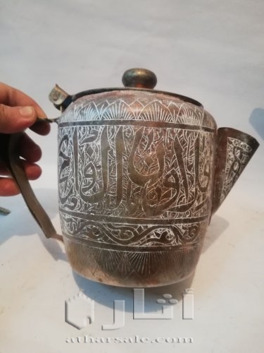 اناء قديم جداً مكتوب عليه  العزة لمولانا السلطان قلاوون الفاتح