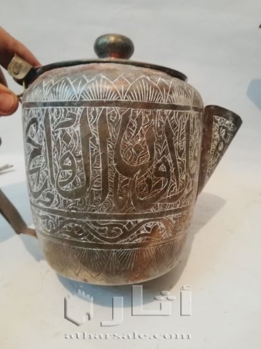 اناء قديم جداً مكتوب عليه  العزة لمولانا السلطان قلاوون الفاتح