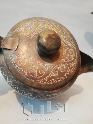 اناء قديم جداً مكتوب عليه  العزة لمولانا السلطان قلاوون الفاتح