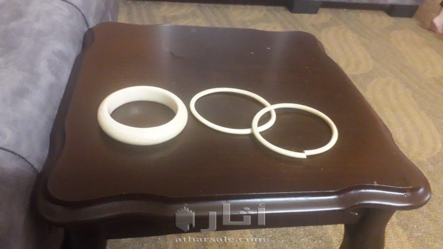 مجموعة تحف قديمة من العاج و النحاس