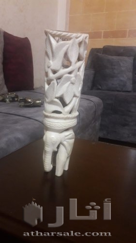 مجموعة تحف قديمة من العاج و النحاس