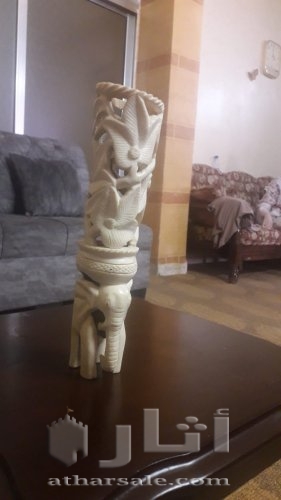 مجموعة تحف قديمة من العاج و النحاس