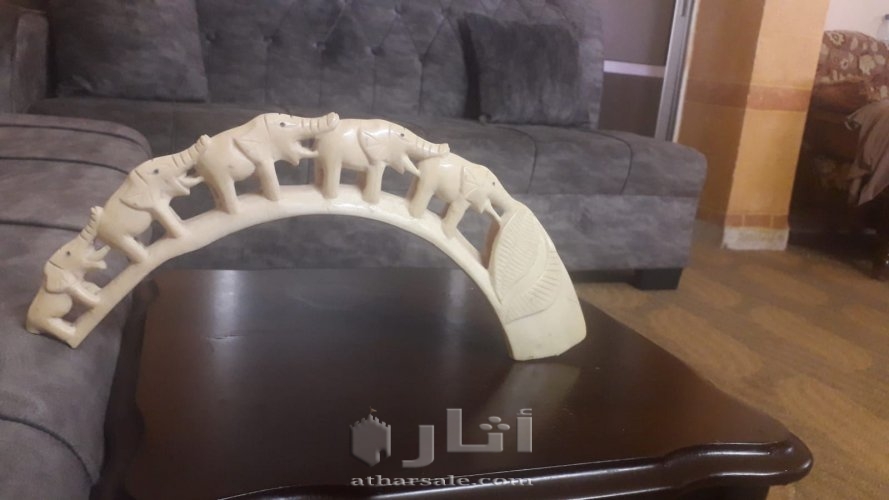 مجموعة تحف قديمة من العاج و النحاس