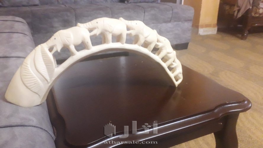 مجموعة تحف قديمة من العاج و النحاس