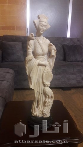 مجموعة تحف قديمة من العاج و النحاس