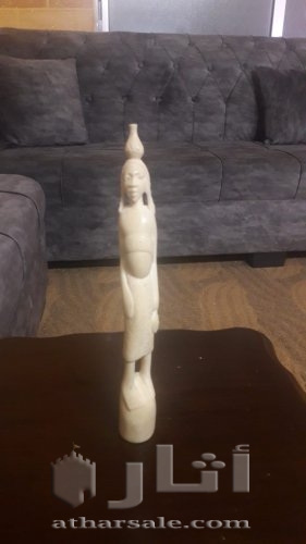 مجموعة تحف قديمة من العاج و النحاس