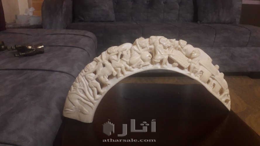 مجموعة تحف قديمة من العاج و النحاس