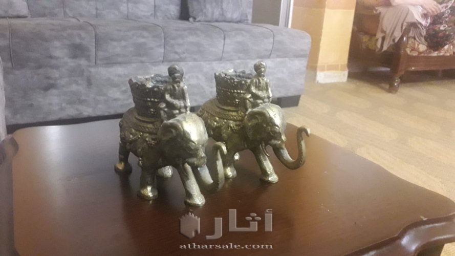 مجموعة تحف قديمة من العاج و النحاس
