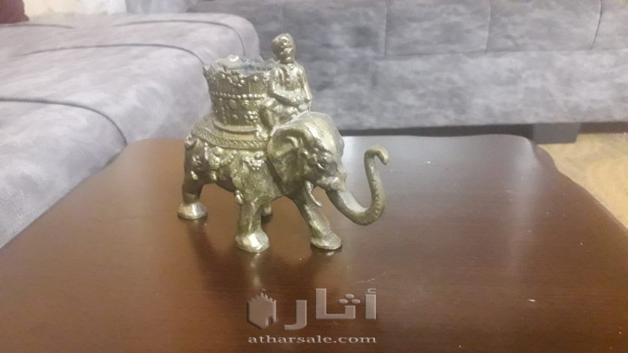 مجموعة تحف قديمة من العاج و النحاس