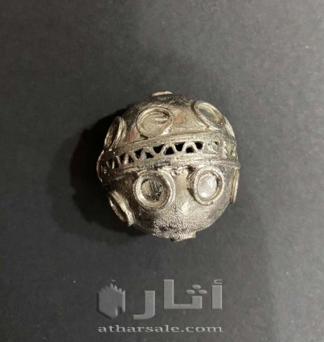 كرة من الفضة قديمة