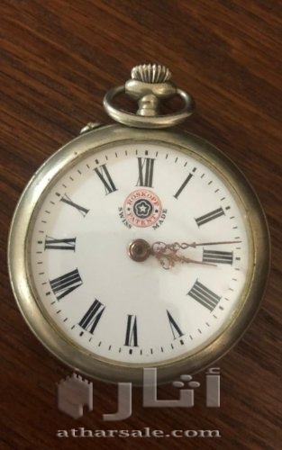 ساعه اثريه نظيفة صنعت في تاريخ ١٨٩٦