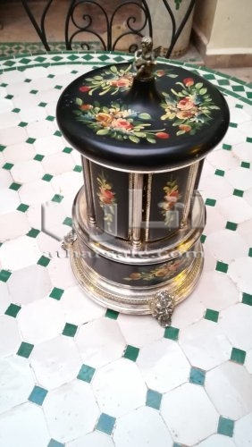 علبة موسيقى سويسرية الصنع.