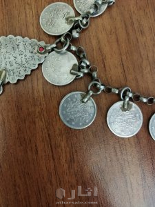 عقد أثري من الفضة يعود تاريخه إلى حقبة القسطنطينية  يحوي قلادة فضية منقوش عليها آية الكرسي من القرآن الكريم وحجر كريم نادر احمر اللون. 4