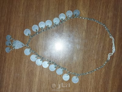 عقد أثري من الفضة يعود تاريخه إلى حقبة القسطنطينية  يحوي قلادة فضية منقوش عليها آية الكرسي من القرآن الكريم وحجر كريم نادر احمر اللون. 3