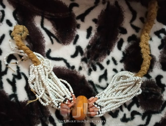 رابطة العنق من اللبان الحر