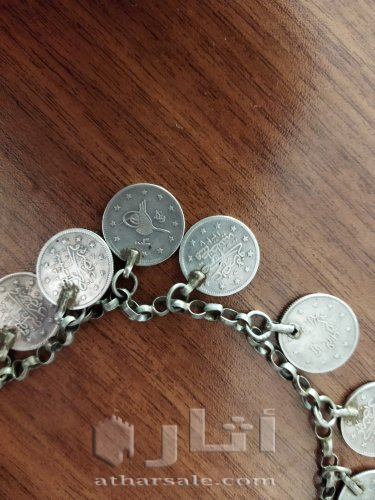 عقد أثري من الفضة يعود تاريخه إلى حقبة القسطنطينية  يحوي قلادة فضية منقوش عليها آية الكرسي من القرآن الكريم وحجر كريم نادر احمر اللون.