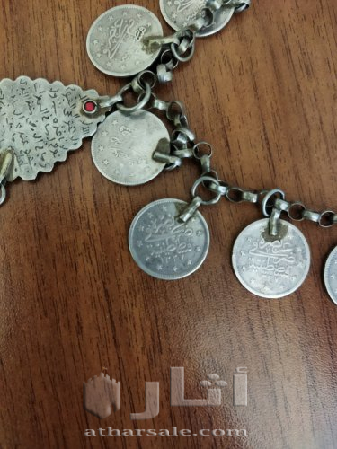 عقد أثري من الفضة يعود تاريخه إلى حقبة القسطنطينية  يحوي قلادة فضية منقوش عليها آية الكرسي من القرآن الكريم وحجر كريم نادر احمر اللون.