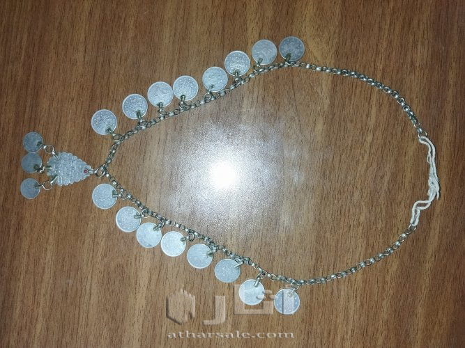 عقد أثري من الفضة يعود تاريخه إلى حقبة القسطنطينية  يحوي قلادة فضية منقوش عليها آية الكرسي من القرآن الكريم وحجر كريم نادر احمر اللون.