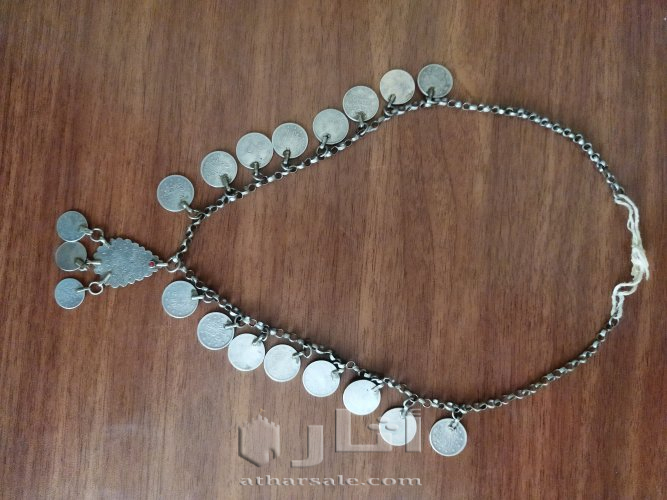 عقد أثري من الفضة يعود تاريخه إلى حقبة القسطنطينية  يحوي قلادة فضية منقوش عليها آية الكرسي من القرآن الكريم وحجر كريم نادر احمر اللون.