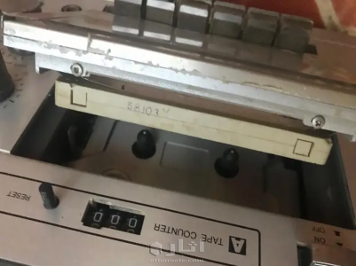 مسجل استريو خشبي قديم مع 2 سماعات