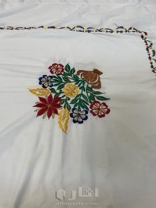 مفرش ابيض تطريز يدوي قديم عمره فوق ٥٠سنه