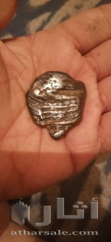 قلادة  على شكل تنين تعود لمملكة الصين القديمة