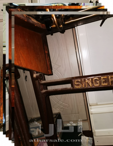 مكينة خياطة مع طاولة خشب