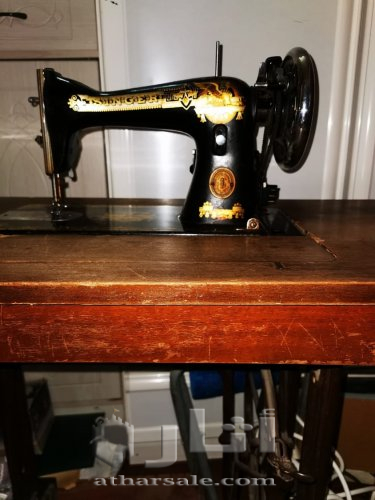 مكينة خياطة مع طاولة خشب