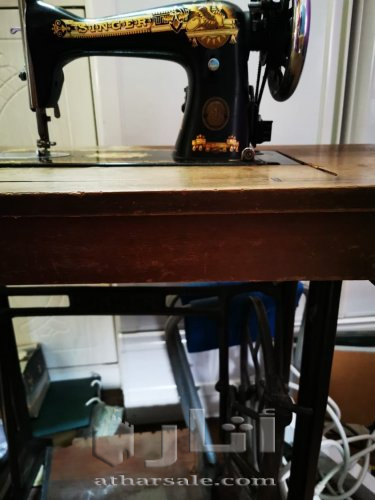 مكينة خياطة مع طاولة خشب