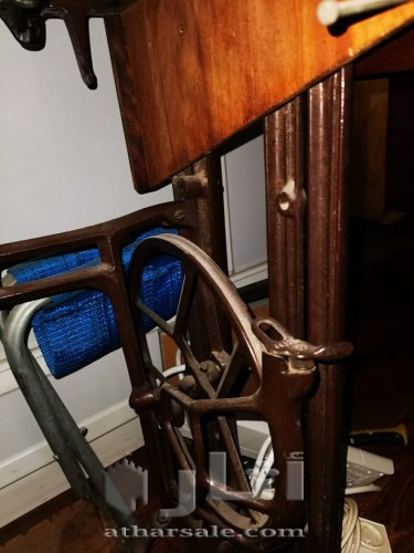 مكينة خياطة مع طاولة خشب