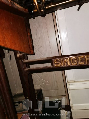 مكينة خياطة مع طاولة خشب