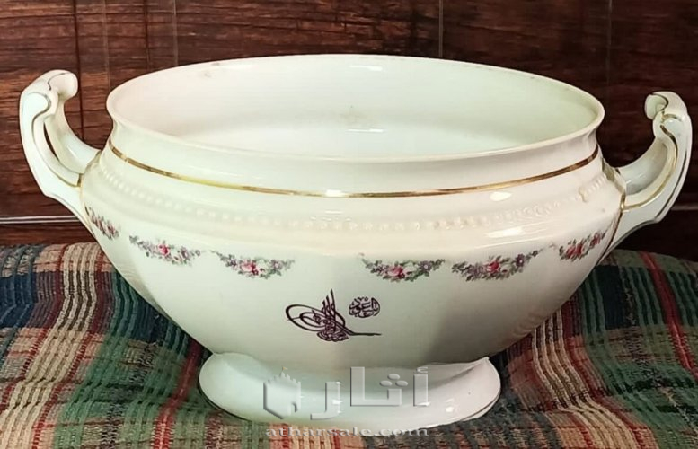 وعاء زجاجي عليه ختم ملكي