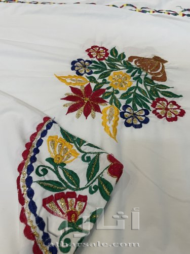 مفرش ابيض تطريز يدوي قديم عمره فوق ٥٠سنه