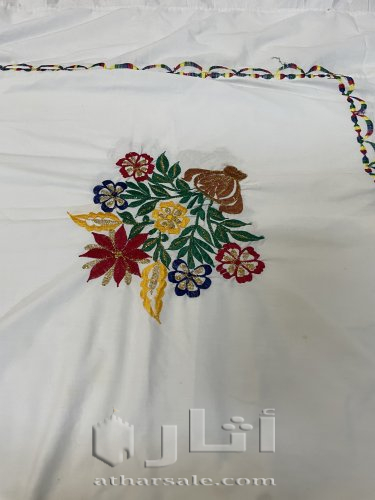 مفرش ابيض تطريز يدوي قديم عمره فوق ٥٠سنه