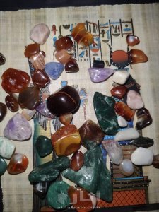 لوحة فنية قديمة و أحجار كريمة 9