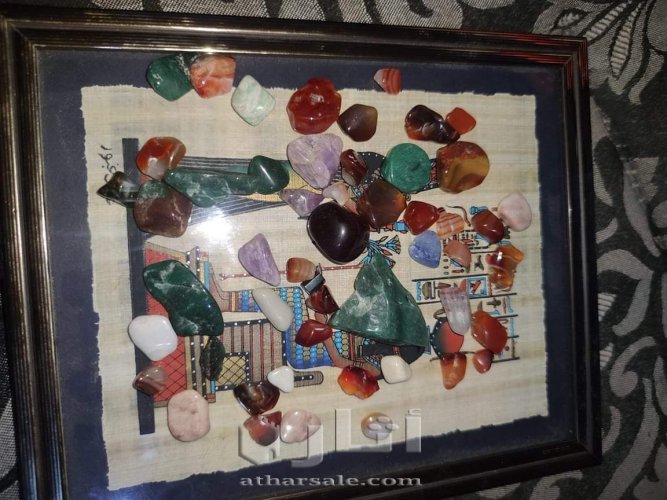 لوحة فنية قديمة و أحجار كريمة