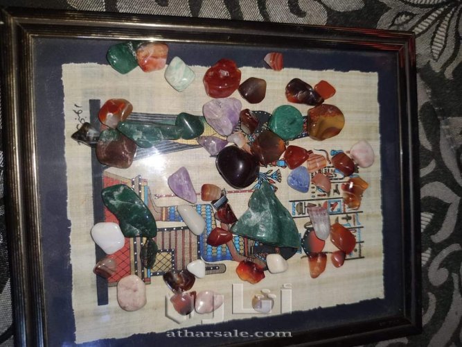 لوحة فنية قديمة و أحجار كريمة