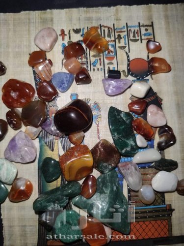 لوحة فنية قديمة و أحجار كريمة