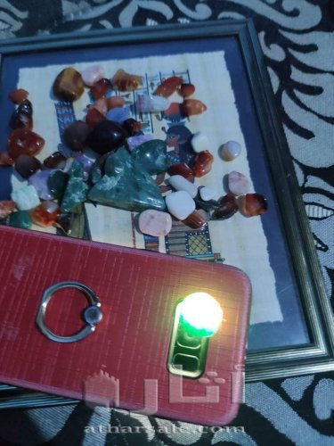 لوحة فنية قديمة و أحجار كريمة