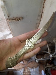 خنجر قديم ..نمتلكه عائليا منذ زمن بعيد و لا علم لي بمعدنه و منشأه