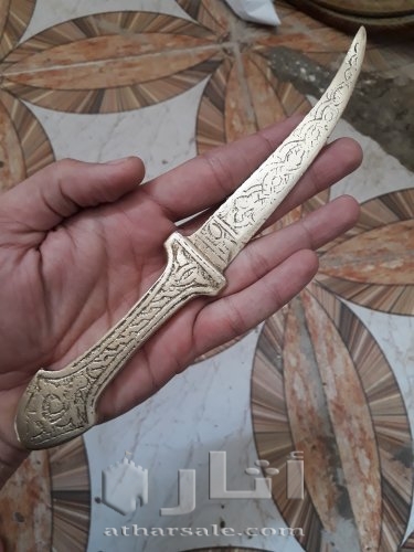 خنجر قديم ..نمتلكه عائليا منذ زمن بعيد و لا علم لي بمعدنه و منشأه