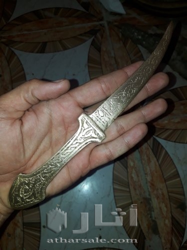 خنجر قديم ..نمتلكه عائليا منذ زمن بعيد و لا علم لي بمعدنه و منشأه