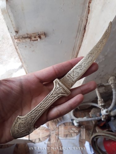 خنجر قديم ..نمتلكه عائليا منذ زمن بعيد و لا علم لي بمعدنه و منشأه